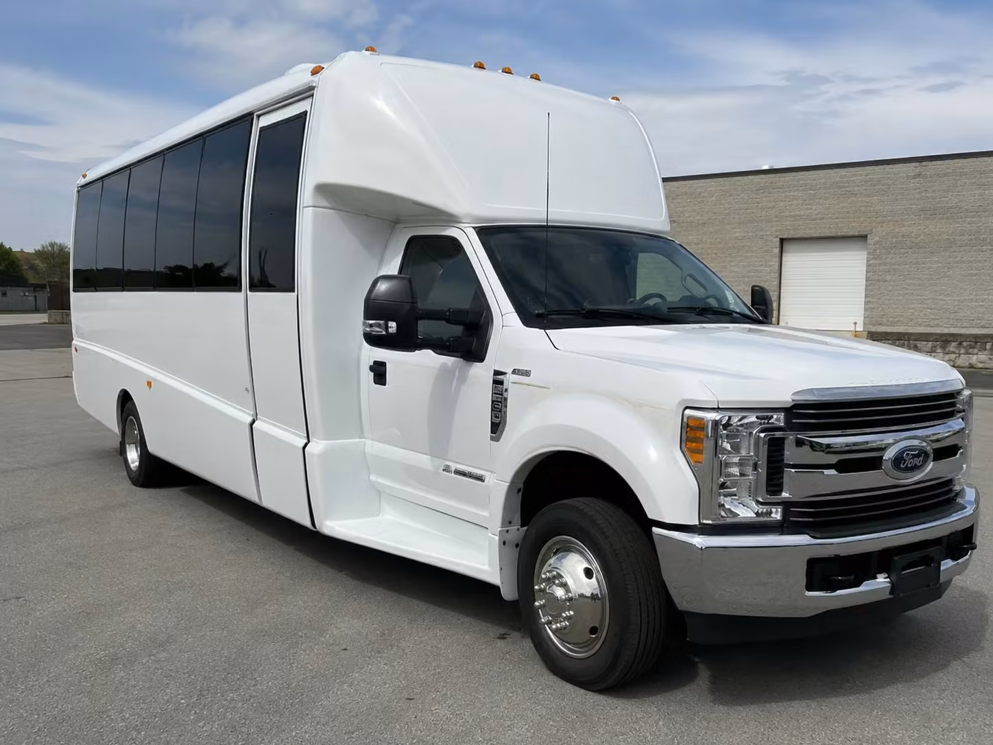 santa maria 20 passenger minibus rental